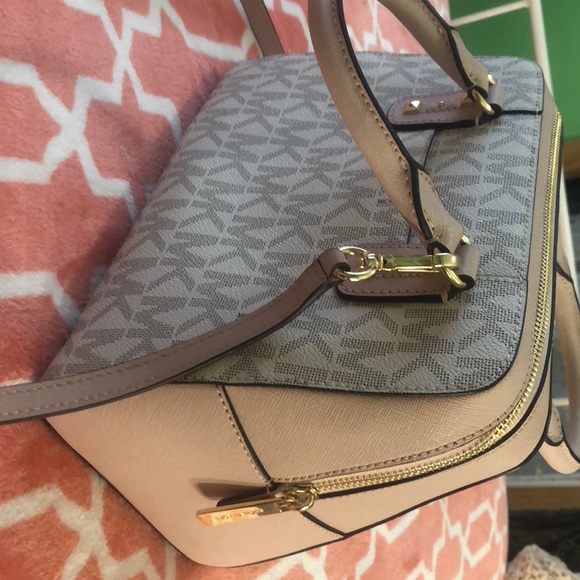 Micheal Kors bag - Picture 2 of 2